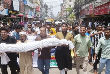 শেবাচিমের সংস্কারের দাবিতে প্রতীকী লাশ নিয়ে বিক্ষোভ