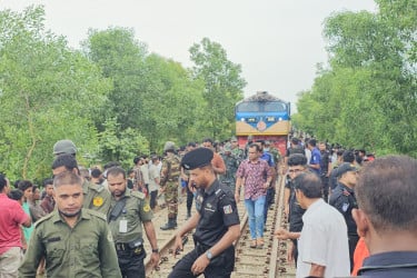 কক্সবাজারে ট্রেন দুর্ঘটনায় ৫ জনের প্রাণহানি, বিক্ষোভে তিন ঘণ্টা রেল যোগাযোগ বন্ধ