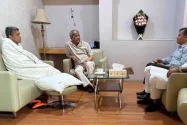 রকিবুল ইসলামকে দেখতে হাসপাতালে মির্জা ফখরুল