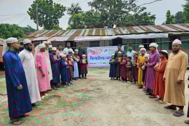 হেফজখানায় বসুন্ধরা শুভসংঘের কুরআন শরীফ বিতরণ