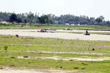 অবৈধভাবে বালু তোলায় হুমকিতে সেতু