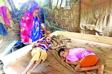 প্রতিবন্ধী দুই সন্তান নিয়ে বিপাকে মা-বাবা