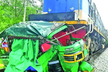 অটোরিকশাটি ১ কিমি টেনে নিল ট্রেন
