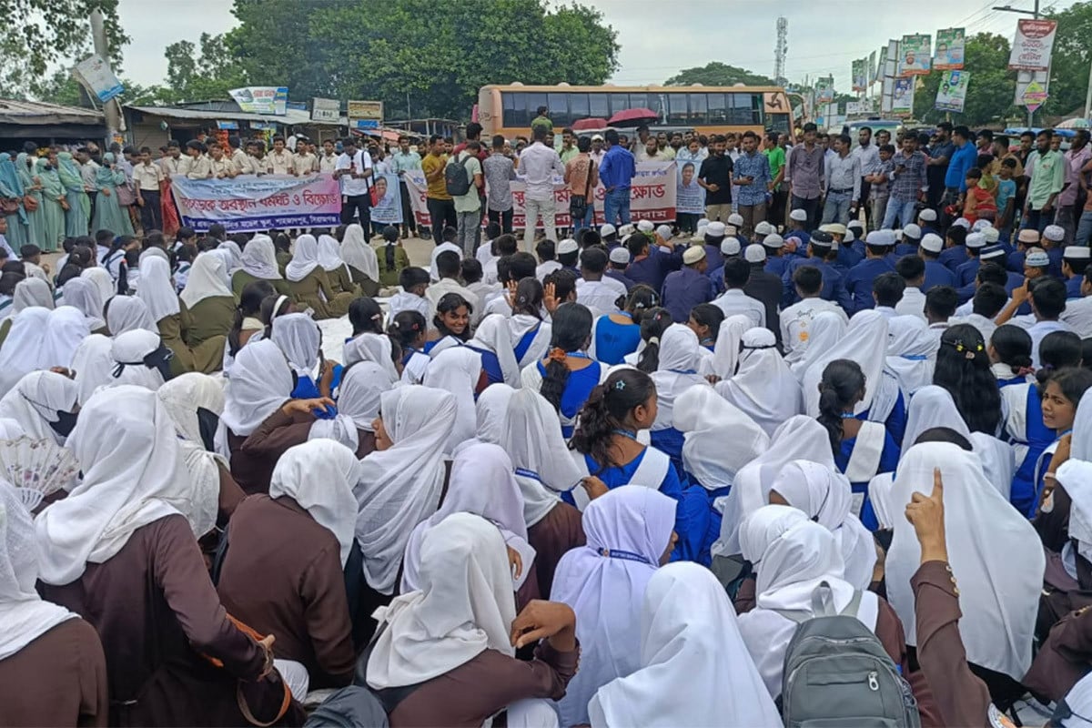 রবীন্দ্র বিশ্ববিদ্যালয়ের স্থায়ী ক্যাম্পাসের দাবিতে মহাসড়ক অবরোধ