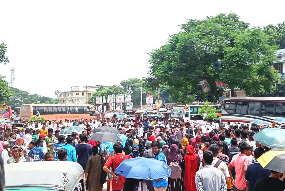 রবীন্দ্র বিশ্ববিদ্যালয়ের স্থায়ী ক্যাম্পাস নির্মাণের দাবিতে মহাসড়ক অবরোধ