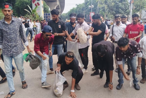 সমাবেশস্থল পরিষ্কার করল ছাত্রদল নেতাকর্মীরা