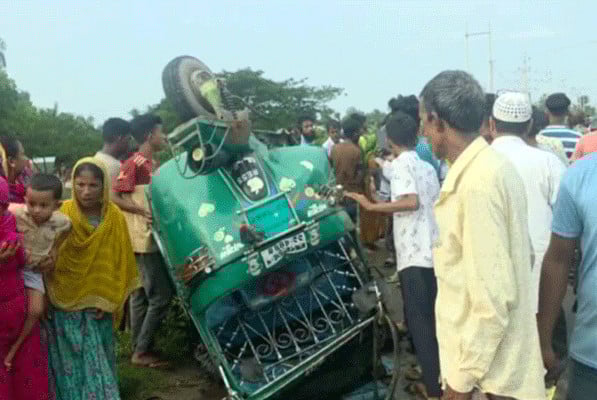 দুই মোটরসাইকেল ও অটোরিকশার সংঘর্ষে নিহত বেড়ে ৫