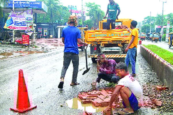 ইট ও খানাখন্দ বাড়িয়েছে যাত্রীদের জীবনঝুঁকি