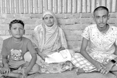 ঋণের চাপে আত্মহত্যা, ভিটামাটি থেকে উচ্ছেদ আতঙ্কে পরিবার