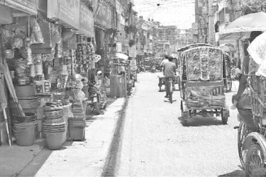 ফুটপাতে দোকানপাট ঝুঁকিতে পথচারীরা