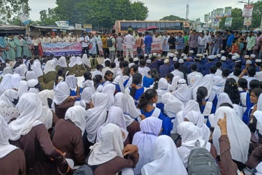 রবীন্দ্র বিশ্ববিদ্যালয়ের স্থায়ী ক্যাম্পাসের দাবিতে মহাসড়ক অবরোধ