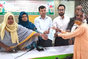 চাঁপাইনবাবগঞ্জে সুবিধাভোগীদের মাঝে ১২ লাখ টাকার ঋণ বিতরণ