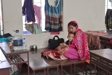 বন্যায় নিরাপত্তাহীনতায় নারীরা, স্বাস্থ্যঝুঁকি ও মৌলিক চাহিদায় প্রভাব