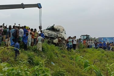মোটরসাইকেলকে বাঁচাতে গিয়ে ট্রাক উল্টে চালক নিহত