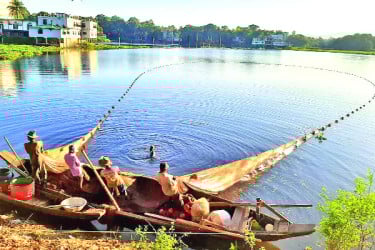 উচ্ছ্বসিত মৎস্যজীবীরা