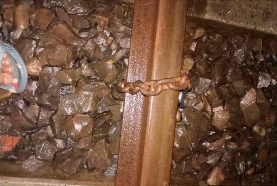 নাটোরে রেললাইনে শিকল পেঁচিয়ে নাশকতার চেষ্টা