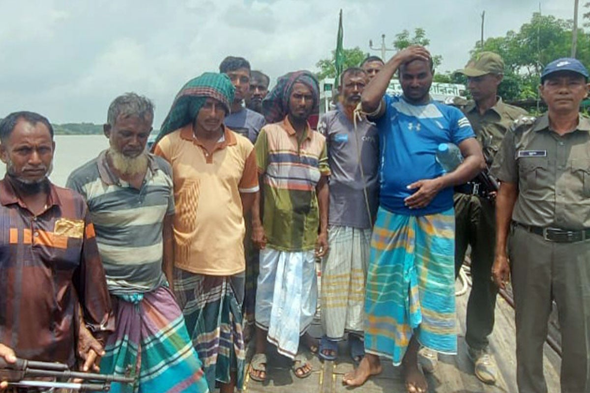 সুন্দরবনে বিষ দিয়ে মাছ ধরায় ১০ জেলে আটক