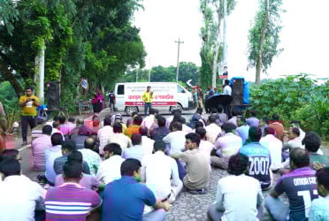 রবীন্দ্র বিশ্ববিদ্যালয়ের স্থায়ী ক্যাম্পাসের দাবিতে মহাসড়কে পথনাটক
