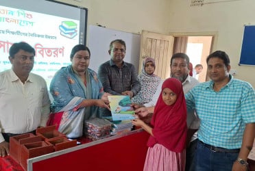 গোবিন্দগঞ্জে প্রাথমিক বিদ্যালয়ের শিক্ষার্থীদের নৈতিকতা উন্নয়নে উপকরণ বিতরণ
