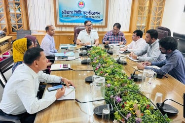 নগরীর ভাঙা সড়ক দ্রুত সংস্কার করতে হবে: চসিক মেয়র