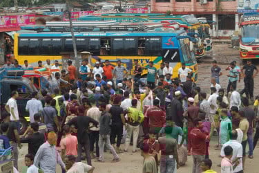 পৃথকভাবে শিক্ষার্থী ও থ্রি-হুইলার চালকদের মহাসড়ক অবরোধ, ভোগান্তি