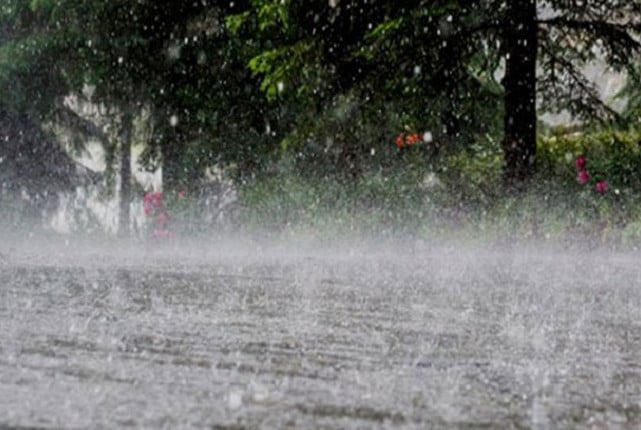 ঢাকায় দিনের শুরুতেই বজ্রসহ বৃষ্টির আভাস