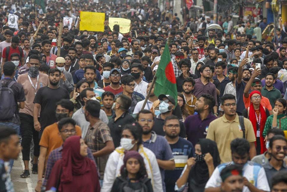 রাস্তায় নেমে এসেছিলেন বাবা-মাও