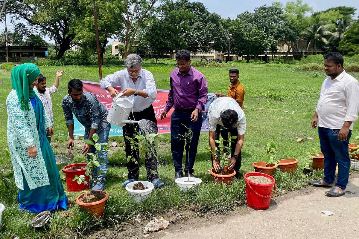 জুলাই শহীদদের স্মরণে চট্টগ্রাম মেডিকেল বিশ্ববিদ্যালয়ে বৃক্ষরোপণ