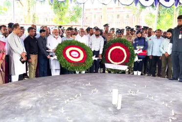 যশোরে জুলাই শহীদদের প্রতি শ্রদ্ধা জানাতে স্মৃতিস্তম্ভে মানুষের ঢল