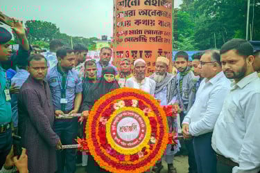 রংপুরে জুলাই স্মৃতিস্তম্ভে সর্বস্তরের শ্রদ্ধা