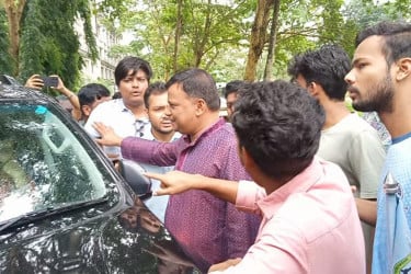 শাবিপ্রবি উপাচার্যের গাড়ি অবরোধ করলেন ছাত্রদল নেতারা