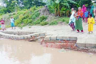 নির্মাণ শেষ হওয়ার আগেই মধুমতি নদীর তীর সংরক্ষণ বাঁধে ধস