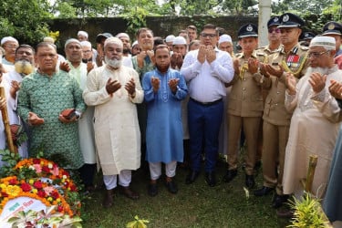 শহীদ মাসুমের কবরে কুমিল্লাবাসীর শ্রদ্ধা