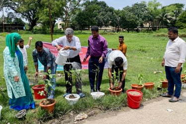 জুলাই শহীদদের স্মরণে চট্টগ্রাম মেডিকেল বিশ্ববিদ্যালয়ে বৃক্ষরোপণ