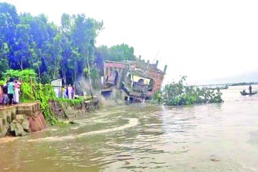 ভাঙছে নদী, কাঁদছে মানুষ