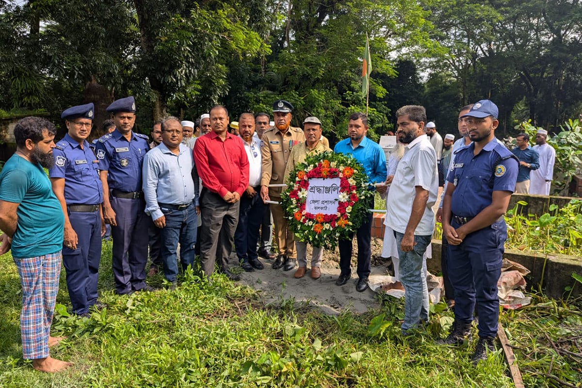 ঝালকাঠিতে শহীদদের প্রতি শ্রদ্ধা, কবরে পুষ্পমাল্য অর্পণ ও মুনাজাত