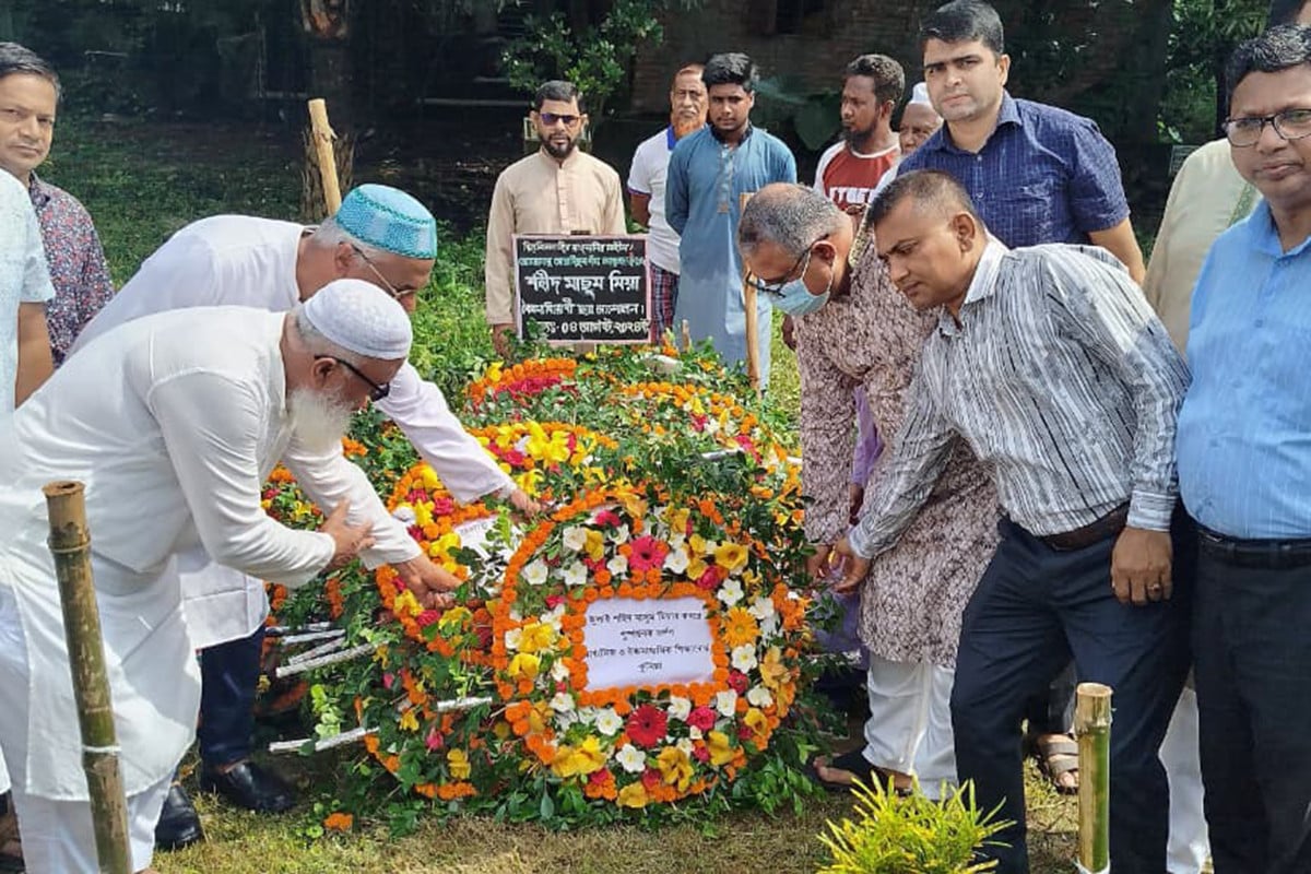 কুমিল্লা শিক্ষাবোর্ডের উদ্যোগে জুলাই গণঅভ্যুত্থান দিবসে শহীদের কবর জিয়ারত ও দোয়া