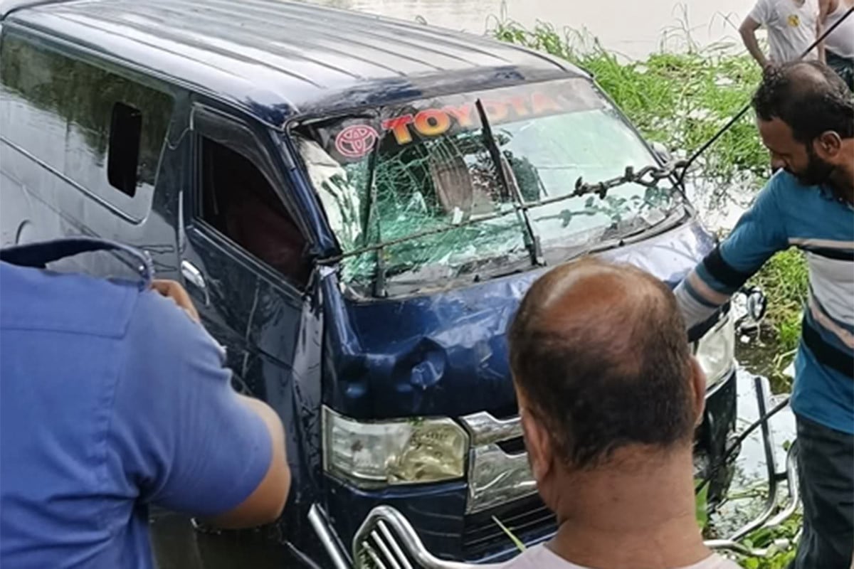 সাতসকালে নোয়াখালীতে মাইক্রোবাস খালে পড়ে নিহত ৭