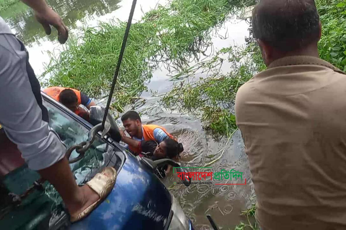 সাতসকালে নোয়াখালীতে মাইক্রোবাস খালে পড়ে নিহত ৭