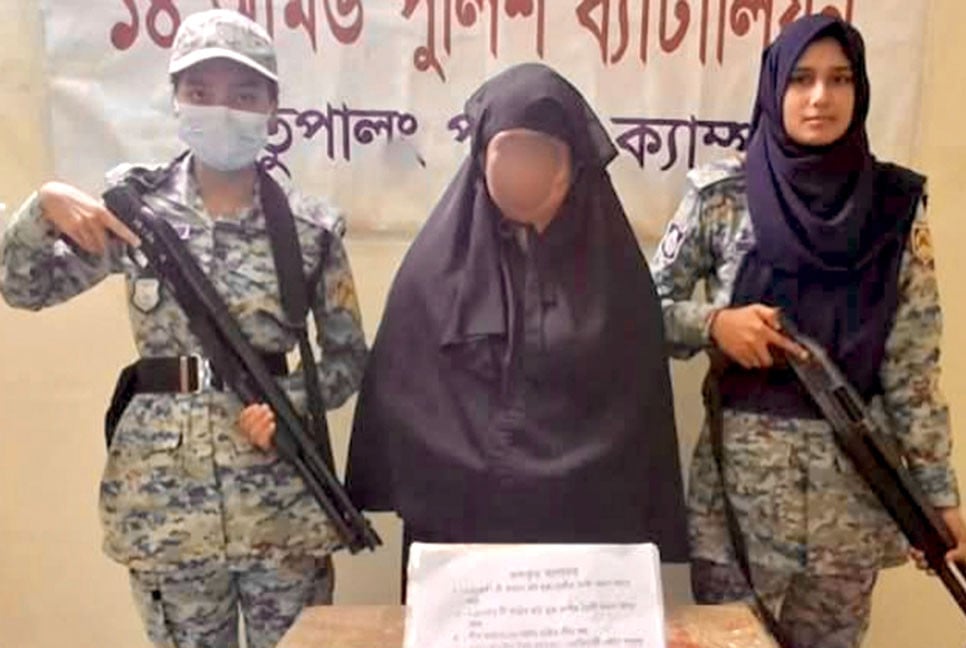 রোহিঙ্গা ক্যাম্পে অস্ত্রসহ নারী আটক