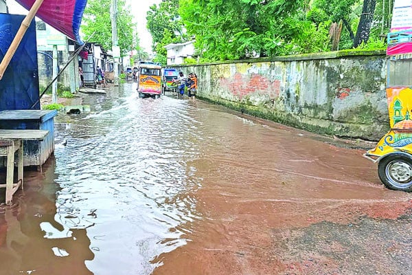 কমছে না সড়কে জলাবদ্ধতা