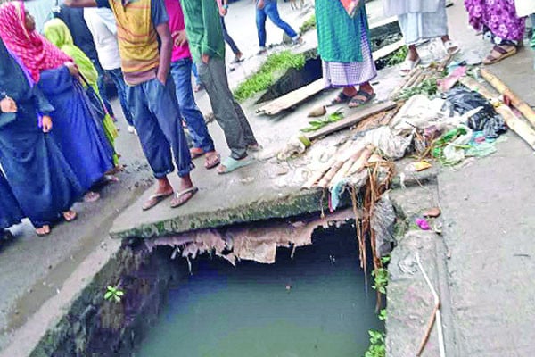 ঢাকনাবিহীন ড্রেন যেন মরণফাঁদ