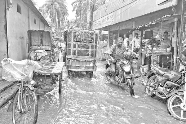 অল্প বৃষ্টিতেই জলাবদ্ধতা