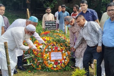কুমিল্লা শিক্ষাবোর্ডের উদ্যোগে জুলাই গণঅভ্যুত্থান দিবসে শহীদের কবর জিয়ারত ও দোয়া
