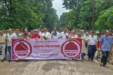 জাবিতে স্বৈরাচার পতন দিবস উদযাপন: আনন্দ র‌্যালি ও মিষ্টি বিতরণ