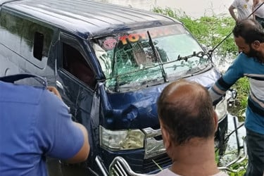 সাতসকালে নোয়াখালীতে মাইক্রোবাস খালে পড়ে নিহত ৭