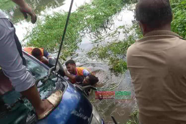 সাতসকালে নোয়াখালীতে মাইক্রোবাস খালে পড়ে নিহত ৭