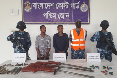 সুন্দরবনে অস্ত্র-গুলিসহ ডাকাত আসাবুর বাহিনীর দুই সহযোগী আটক