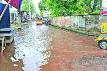 কমছে না সড়কে জলাবদ্ধতা