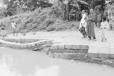 কাজ সম্পন্নের আগেই বাঁধে ধস